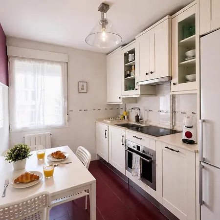 Apartamento Cálido Y Acogedor En El Centro De Con Parking Privado