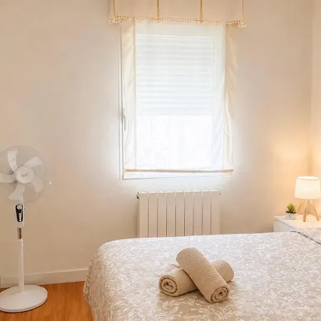 Apartamento Cálido Y Acogedor En El Centro De Con Parking Privado